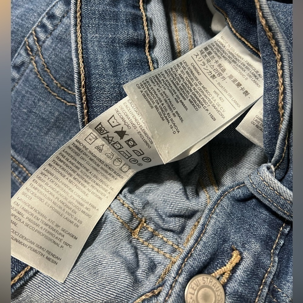 LEVI Strauss & Co Boyfriend Women’s Distressed Denim Blue Jeans (Sz 33) - Picture 7 of 13
